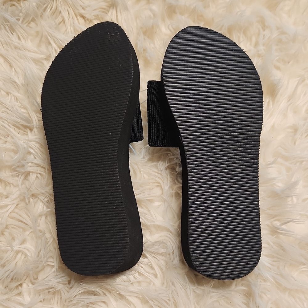 Black and White Floral Sandals with Plush Base - Picture 2 of 2